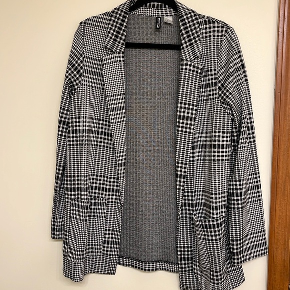 H&M Divided Women’s 2 Piece Blazer and Skirt Set - Picture 3 of 5